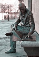 /album/escultura-urbana/1-lector-de-la-plaza-de-la-paja-jpg/